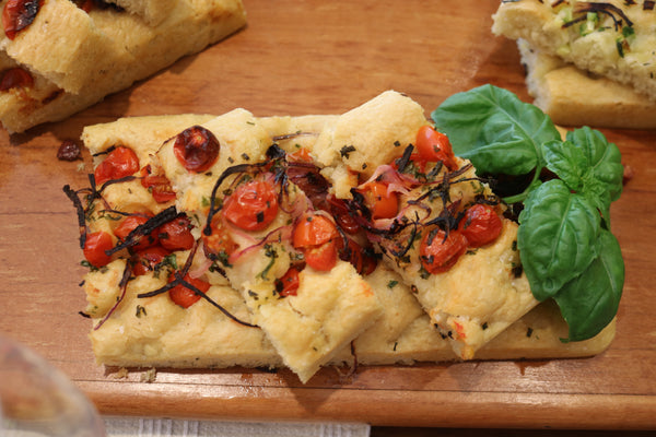 Focaccia com Tomatinhos e Cebola Roxa