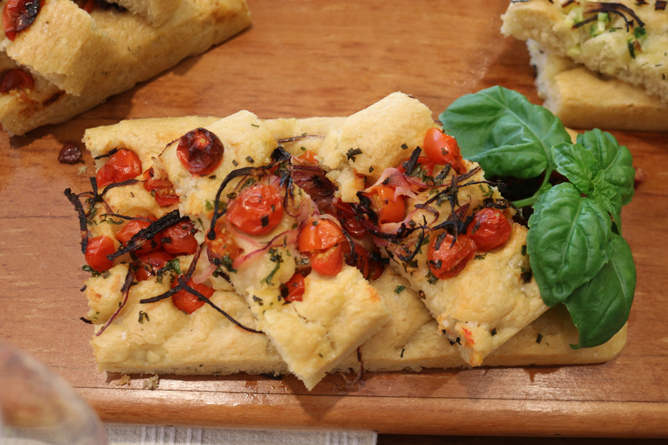 Focaccia com Tomatinhos e Cebola Roxa