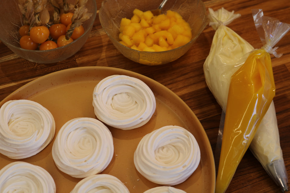 Pavlova com Creme de Confeiteiro e Mangas