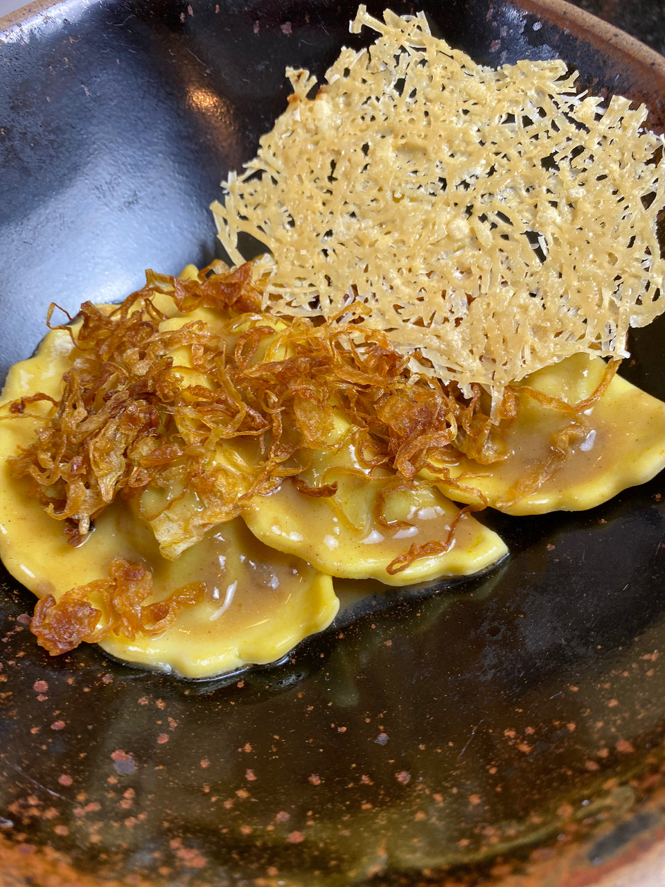 Mezzaluna de costela ao demi-glace e telhas de parmesão