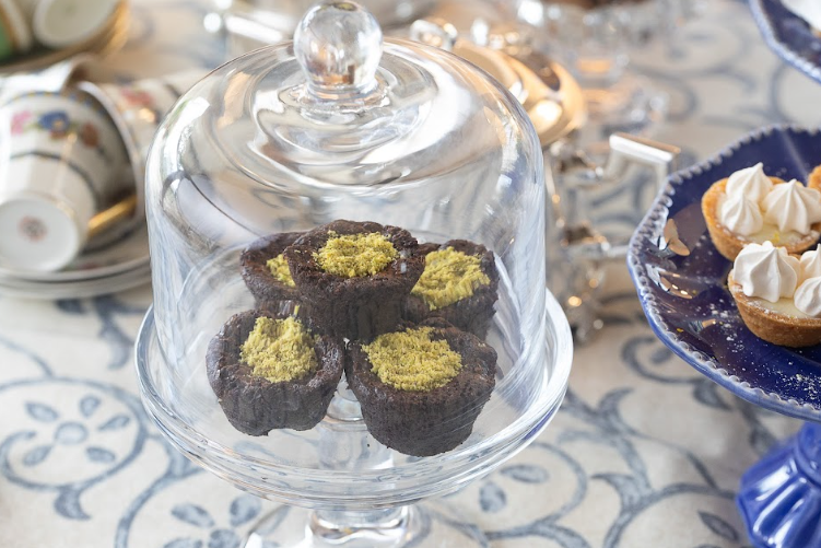 Mini brownie com farofinha de pistache