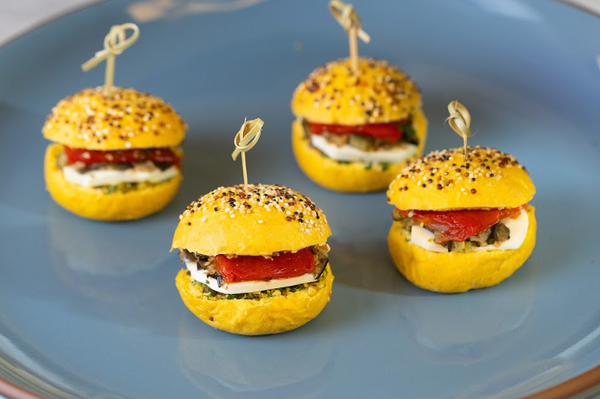 Mini pão de cenoura com berineja com pimentão