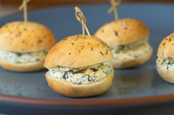 Mini pão de de ervas com ricota, parmesão e espinafre
