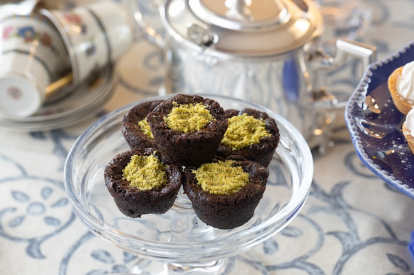 Mini brownie com farofinha de pistache