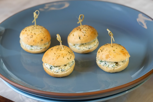 Mini pão de de ervas com ricota, parmesão e espinafre