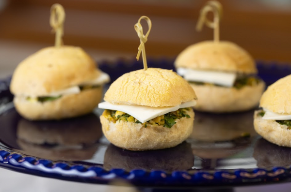 Mini pão de milho com salame com mozzarela de búfala e salsa de pistache