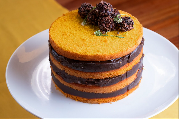 Naked Cake de cenoura com brigadeiro