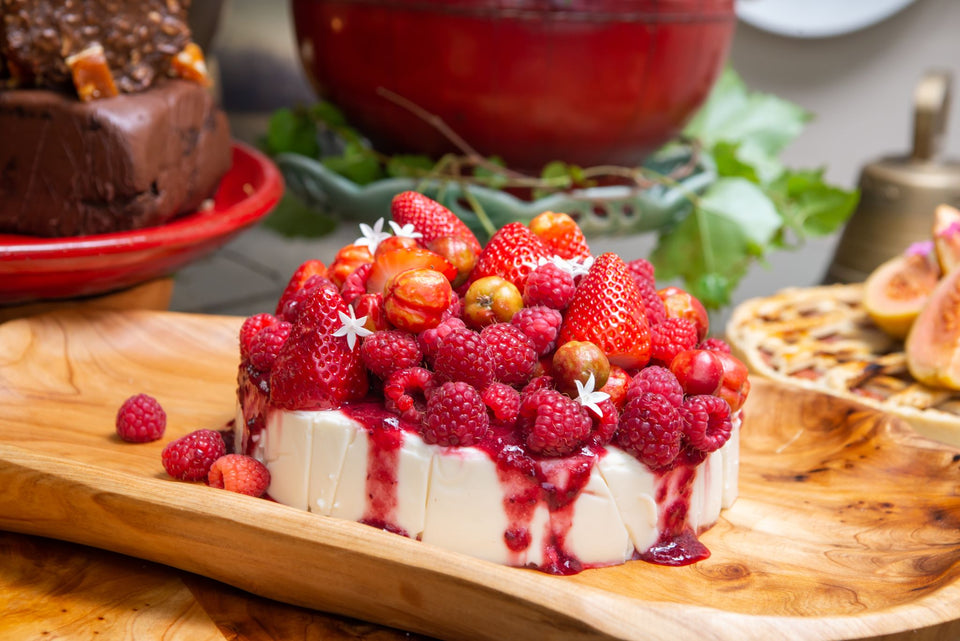 Panna cotta com calda de frutas vermelhas