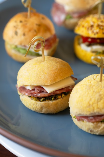 Mini pão de milho com salame com mozzarela de búfala e salsa de pistache