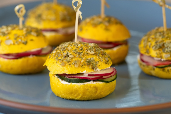 Mini pão de ervas com creme de ricota, pepino e rabanete