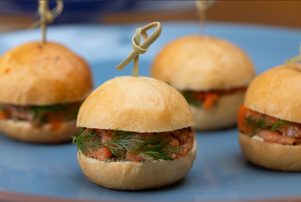 Mini pão de milho com salmão, dill e tapenade de alcaparras