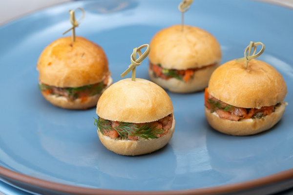 Mini pão de milho com salmão, dill e tapenade de alcaparras