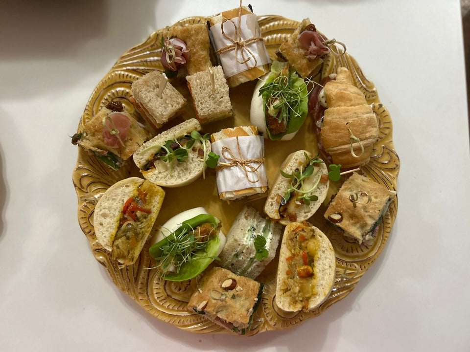 Ciabatta com berinjela grelhada, tomate assado e queijo de cabra