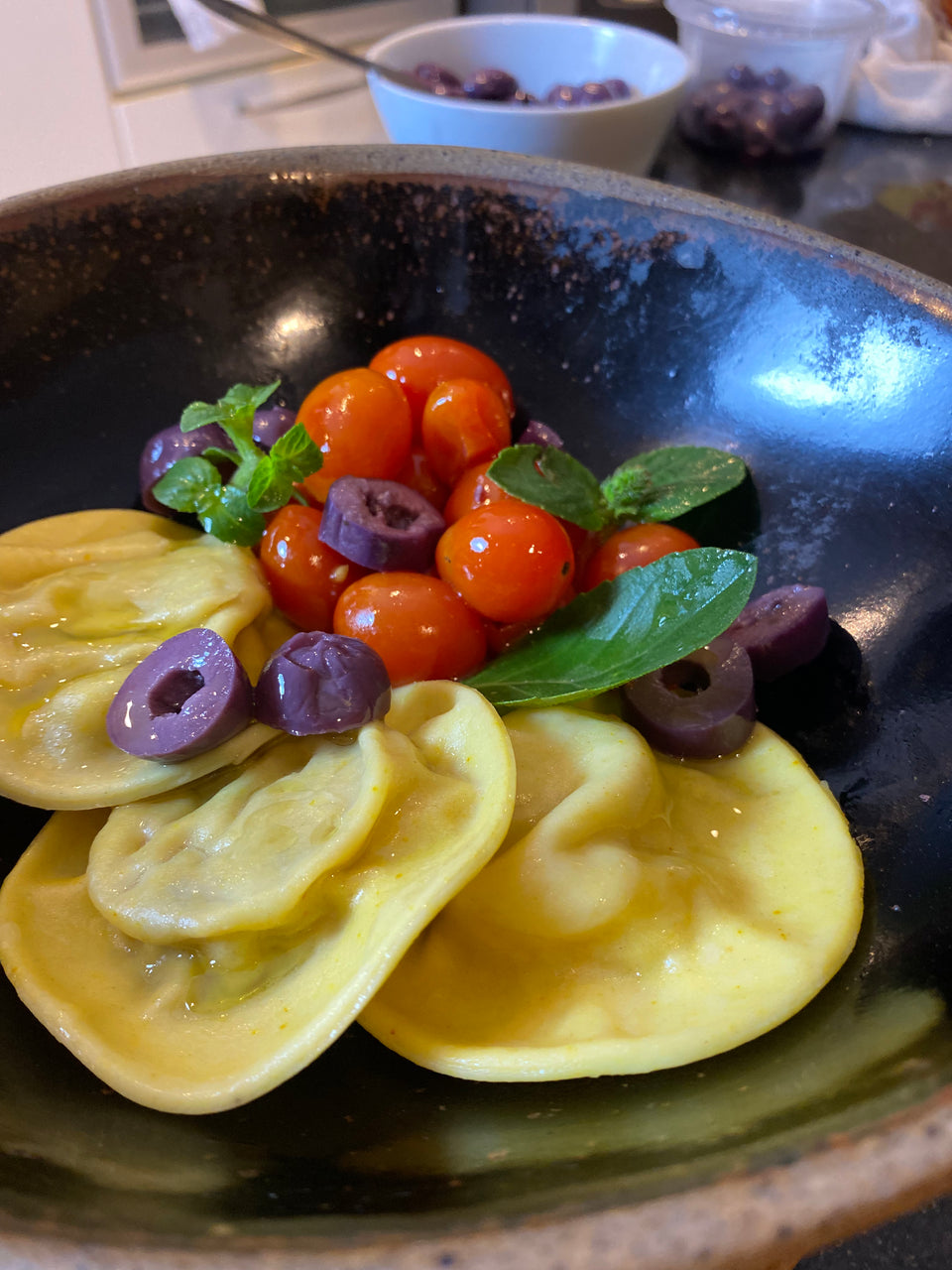 Raviolone de Bacalhau com azeitonas e tomatinhos confit