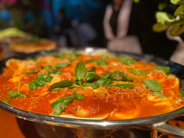 Raviolone de mozzarela de búfala com molho de tomates frescos