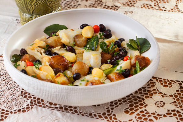Salada de bacalhau, alho, azeitonas e azeite temperado