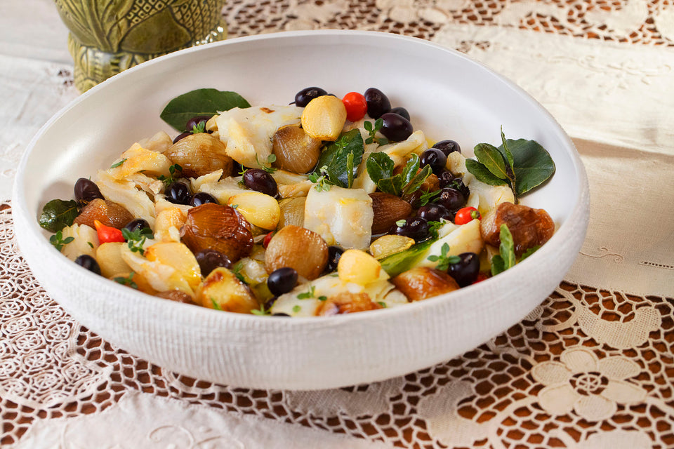 Salada de bacalhau, alho, azeitonas e azeite temperado