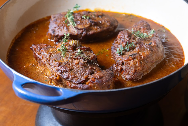 Steak de pernil de cordeiro braseado