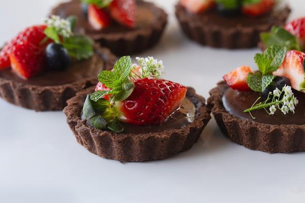 Tarteletes de chocolate com ganache e frutas vermelhas