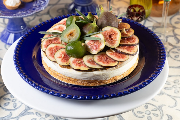 Torta de figo seco com mousse de iogurte, mel e macadâmias