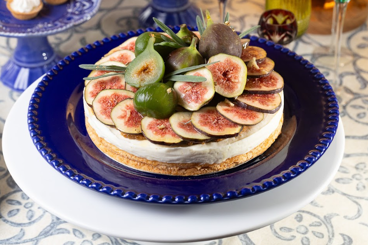 Torta de figo seco com mousse de iogurte, mel e macadâmias