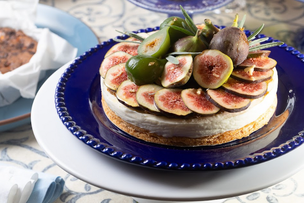 Torta de figo seco com mousse de iogurte, mel e macadâmias