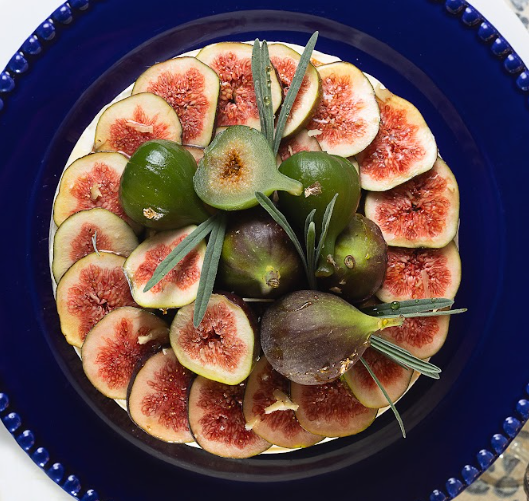 Torta de figo seco com mousse de iogurte, mel e macadâmias