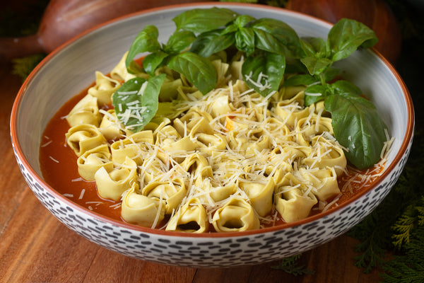 Cappellacci de queijo da canastra com molho de tomates, manjericão e parmesão