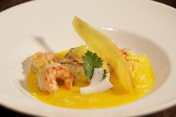 Bobó de peixe e camarão com creme de mandioquinha, coco fita e coentro