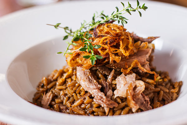 Arroz de pato tradicional com cebolas fritas