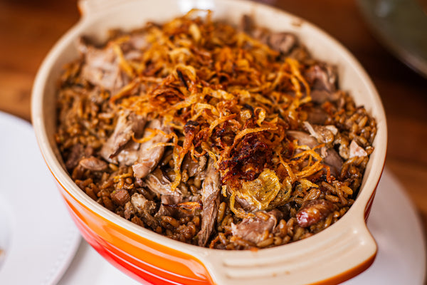 Arroz de pato tradicional com cebolas fritas