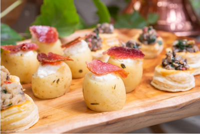 Batatinha recheada de parmesão e chips de parma