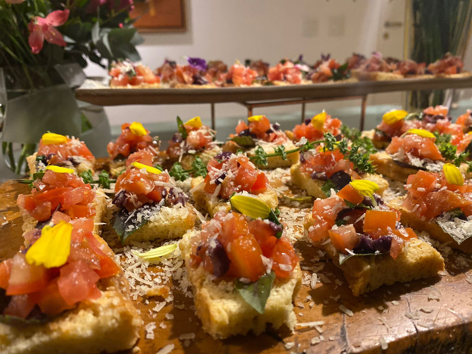 Brusquetas de focaccias com tartar de tomate, manjericão e parmesão