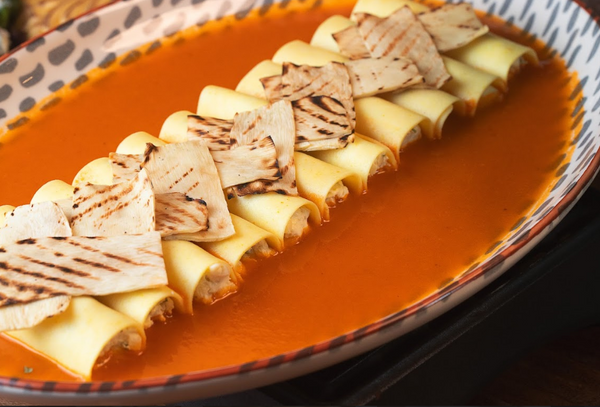 Canelone de pupunha com molho de tomates frescos e parmesão