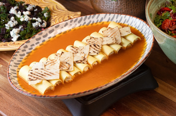 Canelone de pupunha com molho de tomates frescos e parmesão