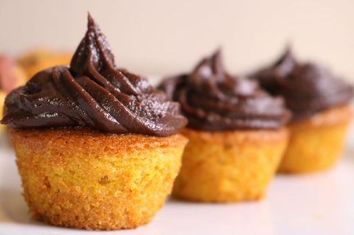 Cupcake de cenoura com ganache de chocolate