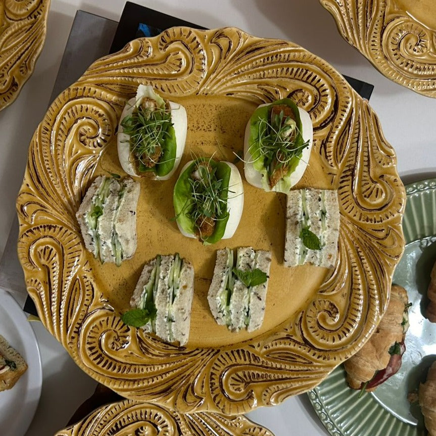 Club sandwich com pepino e pasta de yogurte e hortelã