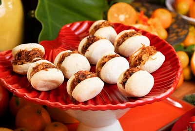 Mini ciabatta com carne e cebolas douradas