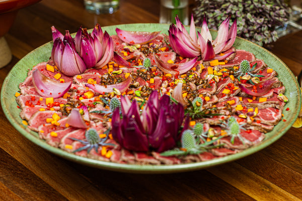 Rosbife de filé mignon com molho de gengibre, cenoura, pistache e pétalas de cebola