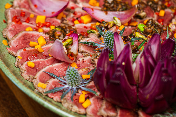 Rosbife de filé mignon com pétalas de cebola, molho de gengibre, cenoura e pistache