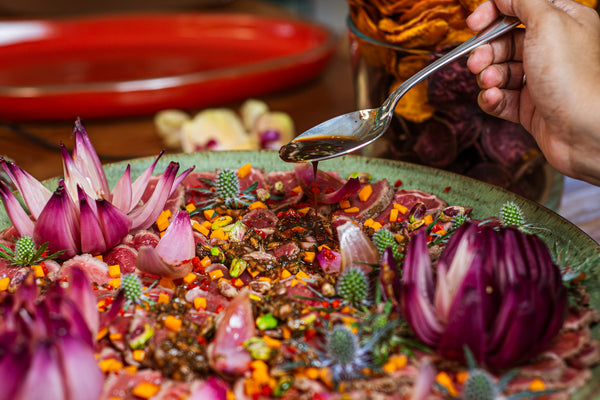 Rosbife de filé mignon com molho de gengibre, cenoura, pistache e pétalas de cebola