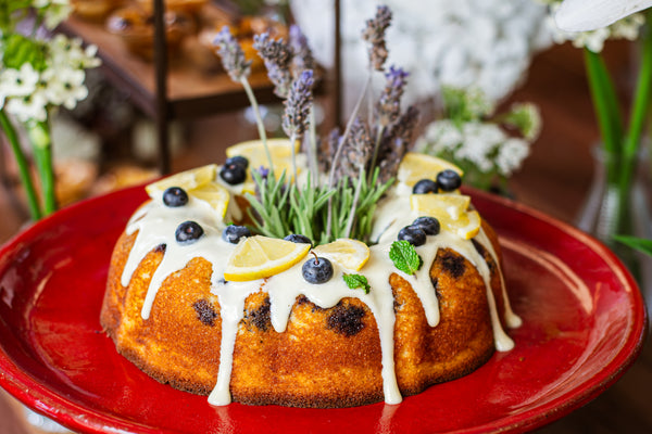 Bolo de mirtilo com chocolate branco