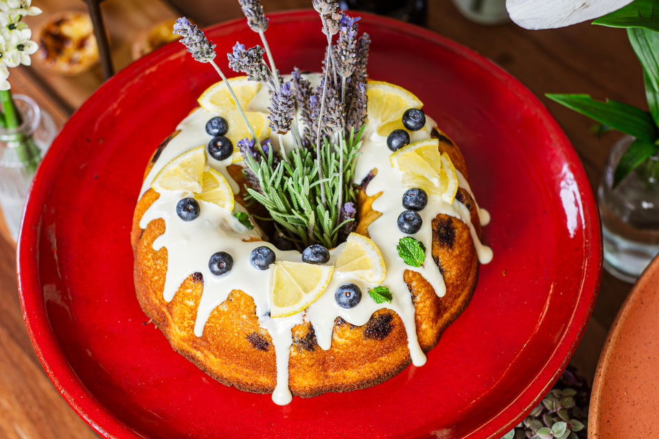Bolo de mirtilo com chocolate branco