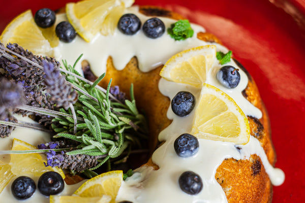 Bolo de mirtilo com chocolate branco