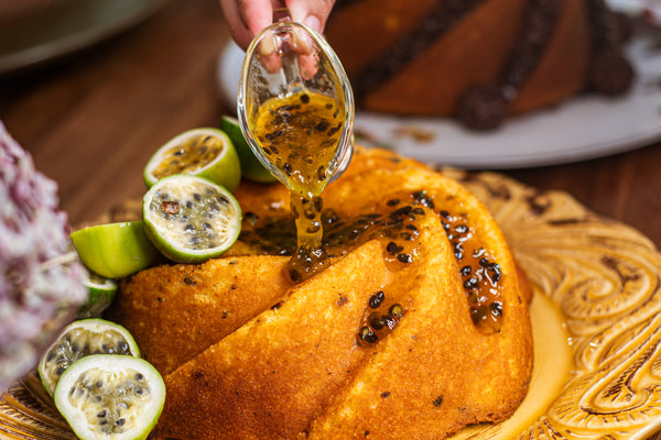 Bolo de maracujá com calda de maracujá