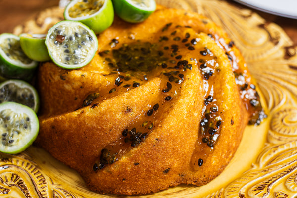 Bolo de maracujá com calda de maracujá