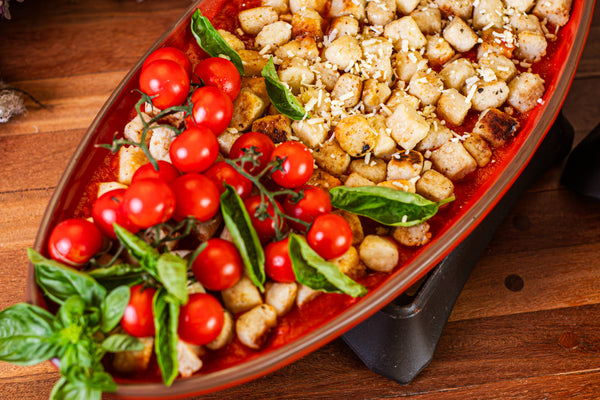 Nhoque de batatas e confit de tomatinhos sweet e azeitonas