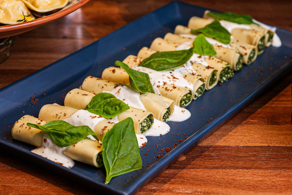 Canelone de espinafre e queijo brie, nata e farofa de pain d'épices