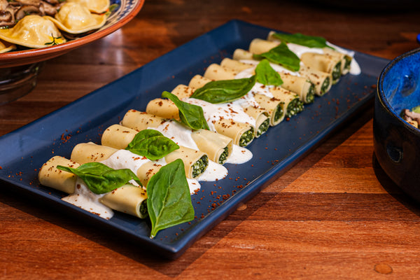 Canelone de espinafre e queijo brie, nata e farofa de pain d'épices
