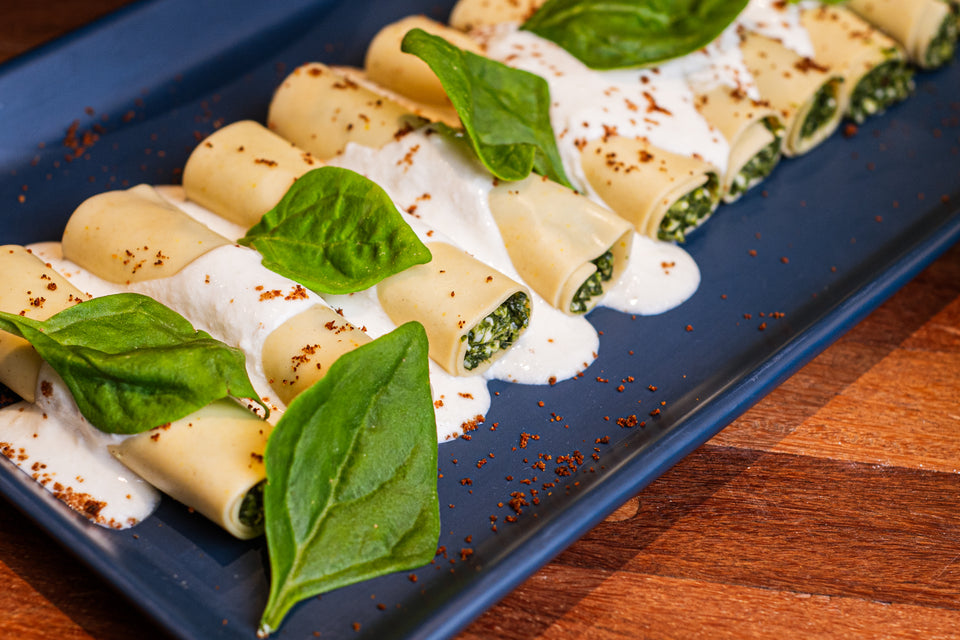 Canelone de espinafre e queijo brie, nata e farofa de pain d'épices
